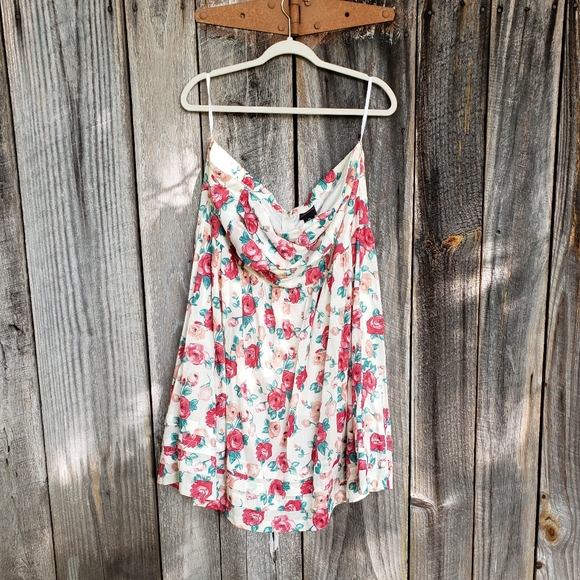 torrid Dresses & Skirts - Torrid Floral slight sweetheart neck dress